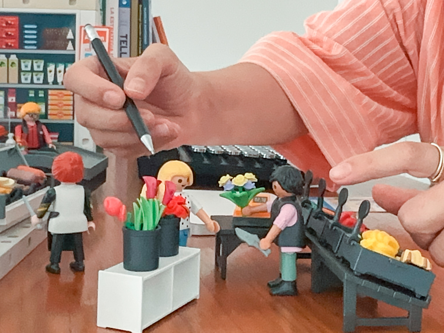 Detalle de escenario visual con figuras en los laboratorios de visibilidad de Adaya Atelier Zürich