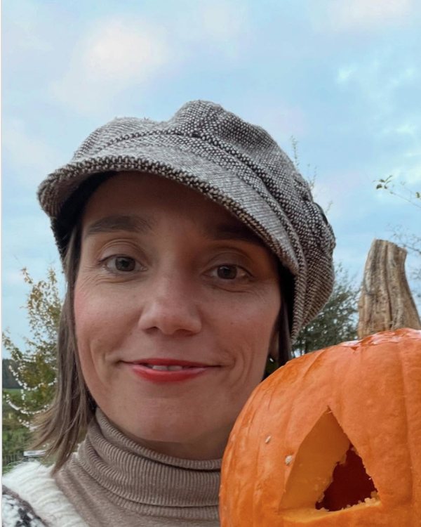 Cristina Salan, Kursleiterin des Herbstkarten Workshops im Adaya Atelier